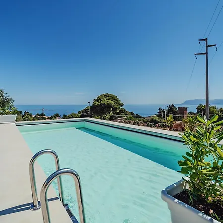 Cute & Pool By Sea *